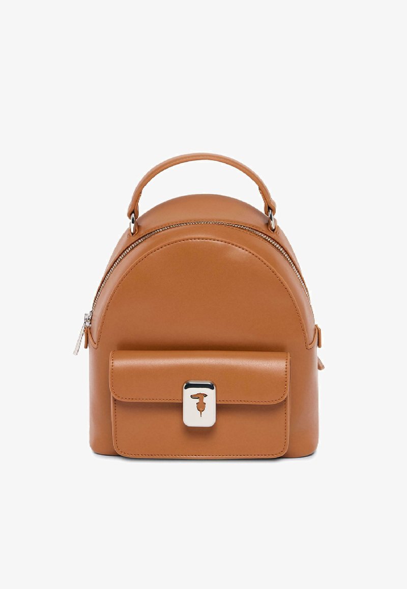 Hnědý kožený batoh zaobleného tvaru, se zipovým uzavřením, přední kapsou pod klopou a stříbrnými ozdobnými prvky. Hladký povrch s čistými liniemi.