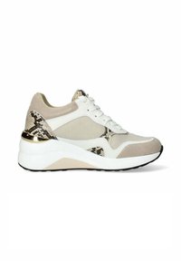 Sneaker beige e bianco con corpo in rete testurizzata, dettagli in pelle scamosciata e stampa serpente. Presenta un accento in oro sul tallone e una suola a zeppa bianca.
