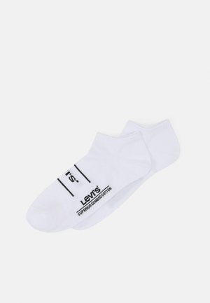 Chaussettes blanches à motifs en coton peigné avec un logo et un texte imprimés en noir sur le côté. Texture douce, design à coupe standard.