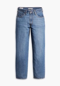 Jean denim bleu à jambe droite avec cinq poches et une fermeture à bouton et fermeture éclair, posé à plat sur un fond blanc.