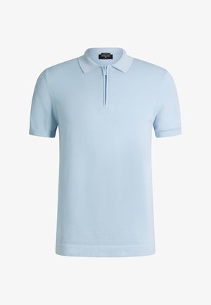 Jasnoniebieska koszulka polo z krótkim rękawem, zamkiem z przodu i klasycznym kołnierzykiem, wykonana z cienkiej dzianiny.