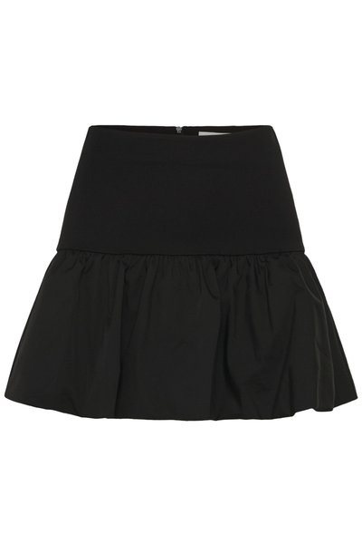 Mini-jupe noire avec une taille ajustée et une partie inférieure froncée et évasée, avec une fermeture éclair discrète à l'arrière.