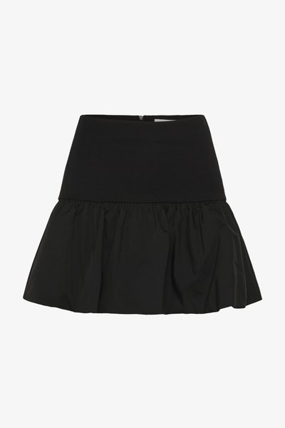 Mini-jupe noire avec une taille ajustée et une partie inférieure froncée et évasée, avec une fermeture éclair discrète à l'arrière.