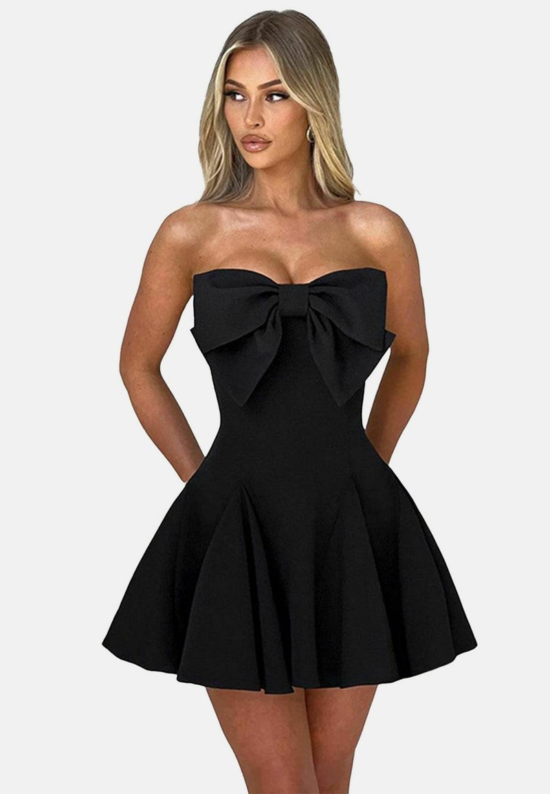 Svart strapless klänning med en stor rosettdetalj fram, utsvängd kjol, slät tygkänsla och veck vid fållen.