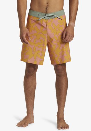 Un short de bain avec un motif floral rose et jaune, un cordon à la taille de couleur vert clair et un système de fermeture par cordon à l'avant.