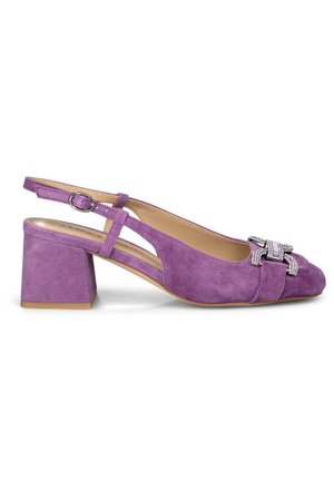 Scarpa slingback in suede viola con tacco a blocco, caratterizzata da un accento decorativo di un fiocco metallico sulla punta e una tracolla regolabile.