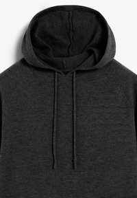 Sudadera gris oscuro hecha de un tejido suave, con una gran capucha, cordones y acentos acanalados en el dobladillo y los puños.