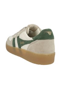 Sneaker in suede e mesh beige e verde, con suola in gomma, chiusura con lacci e logo sul lato. Retro con dettagli a contrasto.