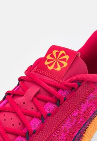 Nike Performance W NIKE SUPERREP GO 3 FLYKNIT - Sapatilha de treino - mystic hibiscus/blackened blue/pink prime/light curry/white