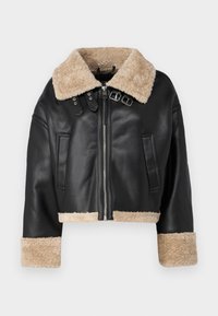 Veste en cuir noir cropped avec un col et des poignets en fausse fourrure beige. Comprend une fermeture éclair et deux poches latérales avec des accents en métal.