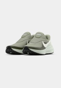 Ανδρικά παπο ύτσια τρεξίματος Nike σε ανοιχτό ελιά με επάνω μέρος από υφασμάτινο πλέγμα με υφή, μαλακή σόλα και μαύρη λαστιχένια εξωτερική σόλα με εγκοπές για καλύτερη πρόσφυση.