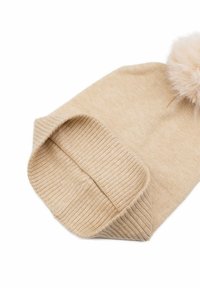 Beanie beige lavorato a maglia con un risvolto a coste e un pompon soffice in cima. Tessuto morbido, forma flessibile e design semplice.