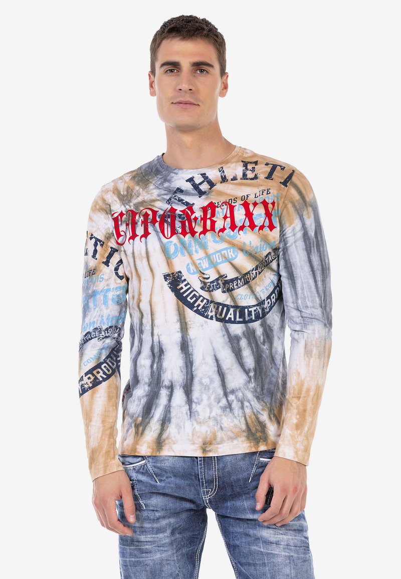 Langarm-T-Shirt im Batikmuster, mit Grautönen, Braun und Creme, versehen mit kräftigen Textakzenten in Rot und Blau.