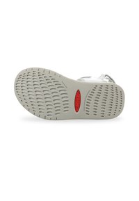 Suela de zapato ligera en caucho gris con una superficie texturizada y agujeros de drenaje, con un logo de la marca en rojo en la mediasuela.