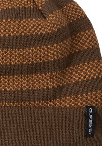 Bonnet en tricot marron avec des rayures horizontales orange, bord-côte, et une étiquette noire cousue affichant "Quiksilver" sur le côté.