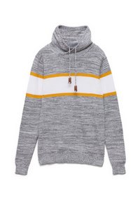 Suéter de punto gris con cuello barco, que presenta rayas horizontales blancas y amarillas y cordones con acentos de madera.
