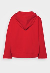 Sudadera con capucha roja hecha de tela de mezcla de algodón. Presenta una capucha grande, mangas anchas y dobladillo acanalado. Textura suave sin patrones visibles.