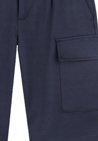 Shorts cargo bleu marine en tissu tissé avec une grande poche latérale, une coupe plate à l'avant et une taille élastique pour le confort.