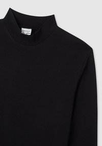 Czarna bluzka z długim rękawem i wysokim, usztywnionym kołnierzem. Wykonana z gładkiego materiału, z metką wskazującą markę "Terranova."