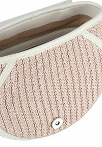 Strickhandtasche in Hellrosa mit erhabener Textur; verfügt über weiße Akzente und einen runden silbernen Druckknopfverschluss. Innenraum mit beigem Stoff ausgekleidet.