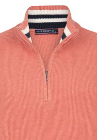 Pullover aus koralfarbenem Strickstoff, mit einem Reißverschlusskragen und einem gestreiften Innenfutter in Marineblau und Weiß. Enthält ein Logoschild am Halsausschnitt.