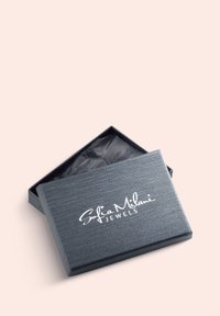 Scatola per gioielli grigia con superficie testurizzata, parzialmente aperta, che rivela della carta velina nera all'interno. "Sofia Milani JEWELS" stampato in bianco.