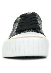 Sneaker a motivi neri e verdi con suola bianca piatta, punta rotonda, sei occhielli neri e dettagli in tessuto testurizzato sulla parte superiore.