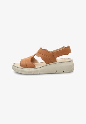 Sandal de cuero marrón claro con diseño recortado, tira elástica y suela texturizada de color claro. Presenta detalles de costura y una plantilla acolchada.
