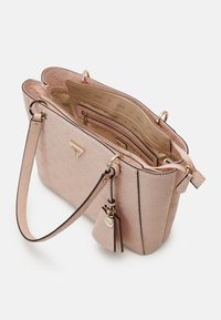 Vaaleanpunainen teksturoitu käsilaukku, jossa on jämäkkä muoto, kullanväriset metalliosat ja irrotettava koru. Sisäosassa on useita osastoja ja kuviollinen vuori.