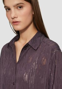 QS LEICHT TRANSPARENTE GLANZEFFEKTEN - Hemdbluse - aubergine
