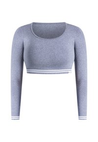 Langærmet cropped top i meleret lyseblåt stof. Har en rundet halsudskæring og et hvidstripet bånd nederst som accent.