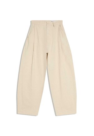 Pantalon beige taille haute à jambes larges avec plis, poches latérales, passants pour ceinture et fermeture par bouton sur la ceinture avant.