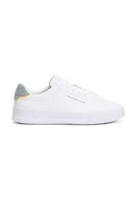 Białe sneakersy z gładką syntetyczną cholewką, okrągłym czubkiem i niskoprofilową gumową podeszwą. Posiadają niebieski zamszowy akcent na pięcie oraz subtelne logo.