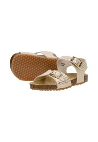 Bequeme, beige Sandalen für Kinder mit zwei perforierten Riemen, goldenen Schnallen, Korkfußbett und strukturiertem Gummisohle, hergestellt in Spanien.