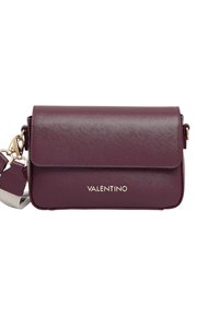 Borsa a spalla in ecopelle bordeaux con pattina magnetica, logo dorato e tracolla regolabile. Presenta una superficie texture e una forma rettangolare.