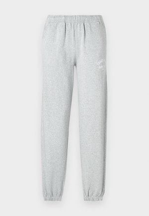 Graue Jogginghose aus weichem Material, mit elastischem Bund, gerippten Knöcheln und kleinem gedruckten Text auf dem linken Oberschenkel.