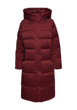 Manteau en doudoune bordeaux avec une capuche, présentant un design matelassé, des accents noirs, deux poches latérales et des fermetures par boutons-pression.