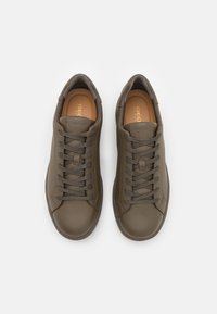 Tmavě olivové zelené tenisky vyrobené z hladké kůže, s kulatou špičkou, šněrováním a decentním logem na stélce.