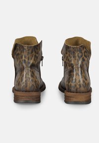 Stivali alla caviglia con stampa leopardata in pelle marrone e tan, con tacco basso e impilato e zip laterale per la chiusura. Finitura testurizzata.