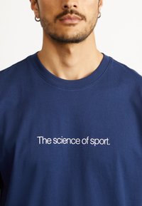 adidas Originals FASHION - Μπλουζάκι με στάμπα - night indigo