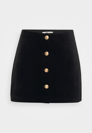 Čierna zamatová mini sukňa s predným zapínaním na zlaté gombíky a hladkou textúrou. Jednoduchý dizajn bez vzorov.
