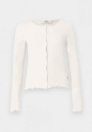 Cardigan bianco a maniche lunghe a coste con bordi smerlati e bottoni frontali, mostrato su uno sfondo chiaro e semplice.