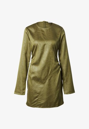 Olivenfarbendes Kleid mit langen Ärmeln, rundem Halsausschnitt und subtiler Textur; verfügt über eine diagonale Naht und einen Reißverschluss auf der Rückseite.