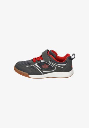 Graues Sport Schuh mit roten Akzenten, strukturiertem Mesh-Obermaterial, Klettverschluss und Gummisohle. Auffälliges Seitenlogo und kontrastierende Nähte.