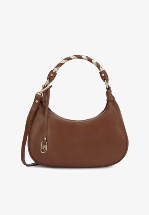 Borsa a tracolla in pelle marrone dalla forma a mezzaluna, con manico intrecciato marrone e beige, dettagli in oro e tracolla lunga removibile.