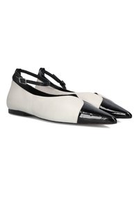 Puntige ballerina's met een witte leren bovenkant en zwarte lakleren accenten. Voorzien van een verstelbare band en een platte zool.
