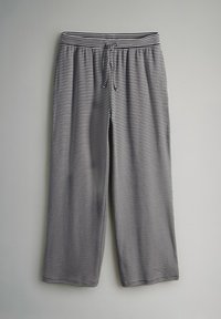 Pantalones de pijama a rayas con cintura ajustable mediante cordón, confeccionados en tela suave en azul marino y blanco, con diseño de pierna ancha y cintura elástica.