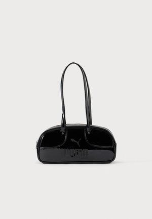 Sac à main Puma noir brillant avec deux longues anses et une forme rectangulaire arrondie sur un fond uni clair.