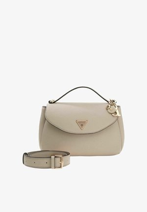 Sac à main en cuir gris avec un logo triangulaire, un rabat supérieur plat et une bandoulière détachable. Présente des accents dorés et une finition texturée.