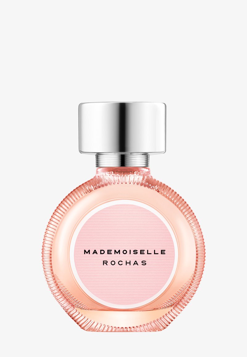 Flacon de parfum rond rose avec bords nervurés et bouchon argenté, étiqueté « Mademoiselle Rochas » au centre.